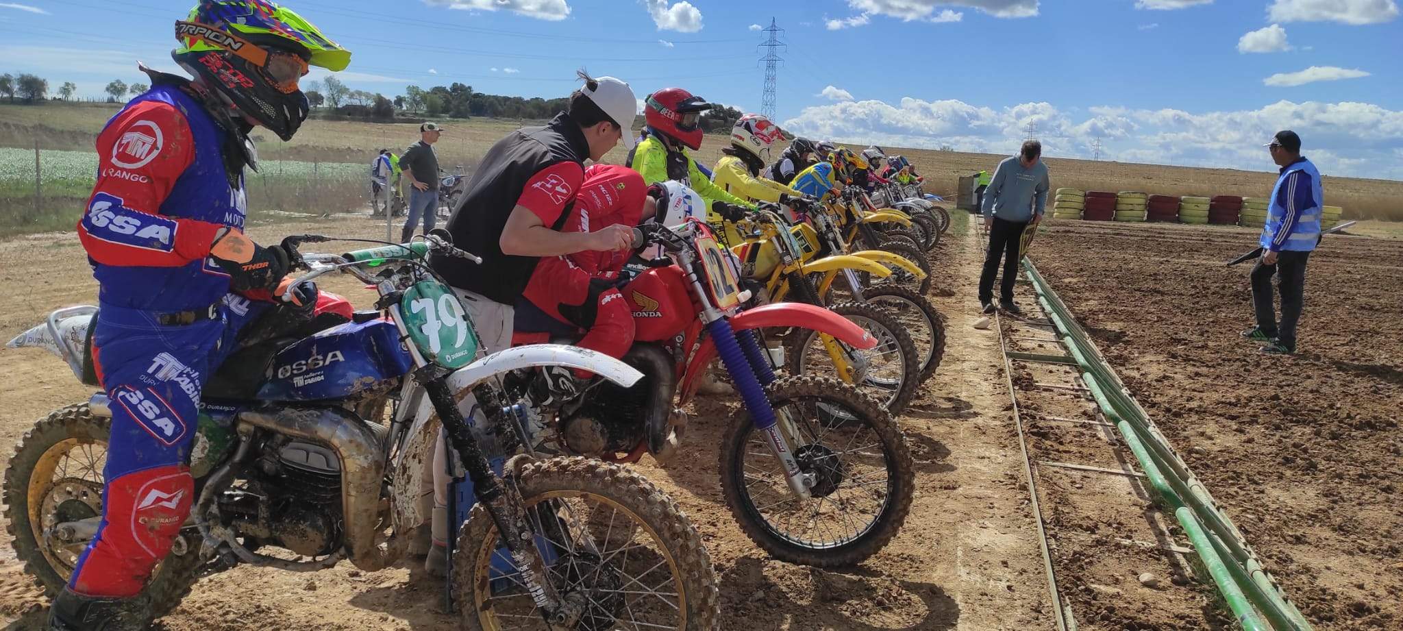 Los pilotos, en pista, en una de las carreras disputadas.