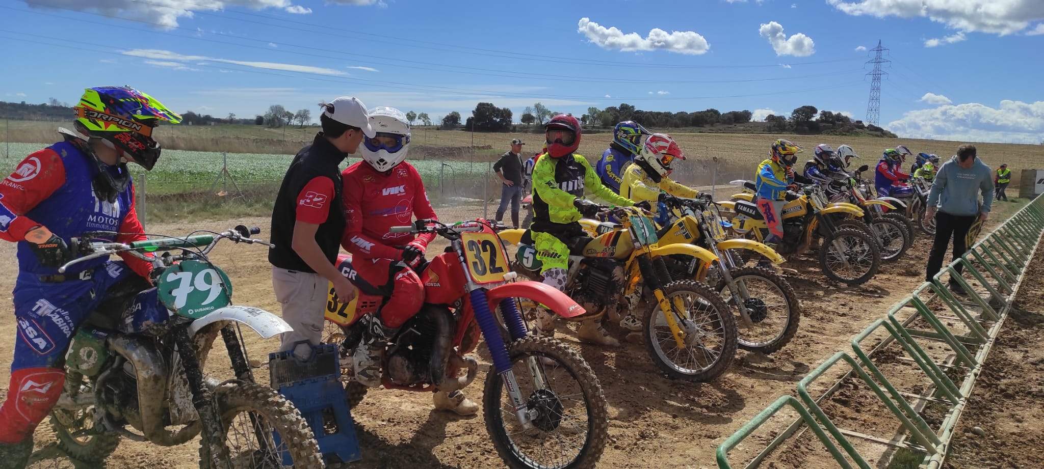 Los pilotos, en pista, en una de las carreras disputadas.
