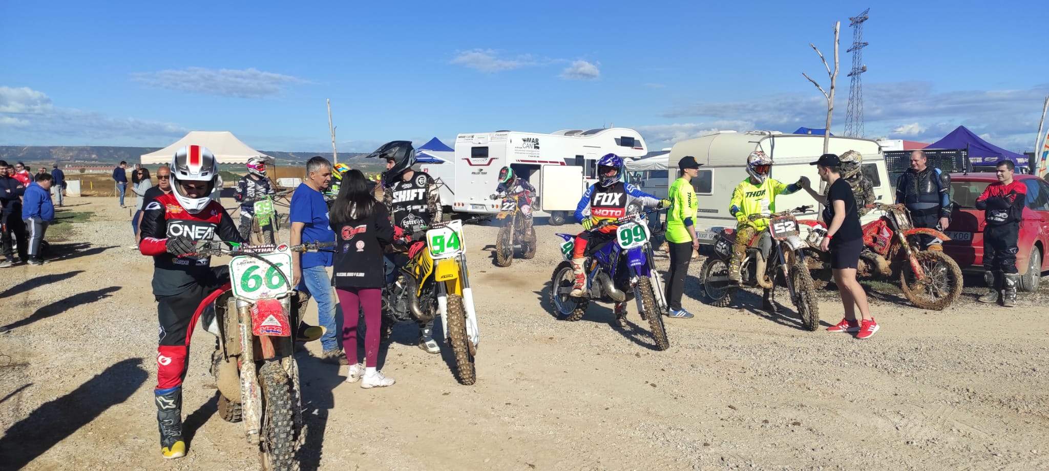 Los pilotos, en pista, en una de las carreras disputadas.