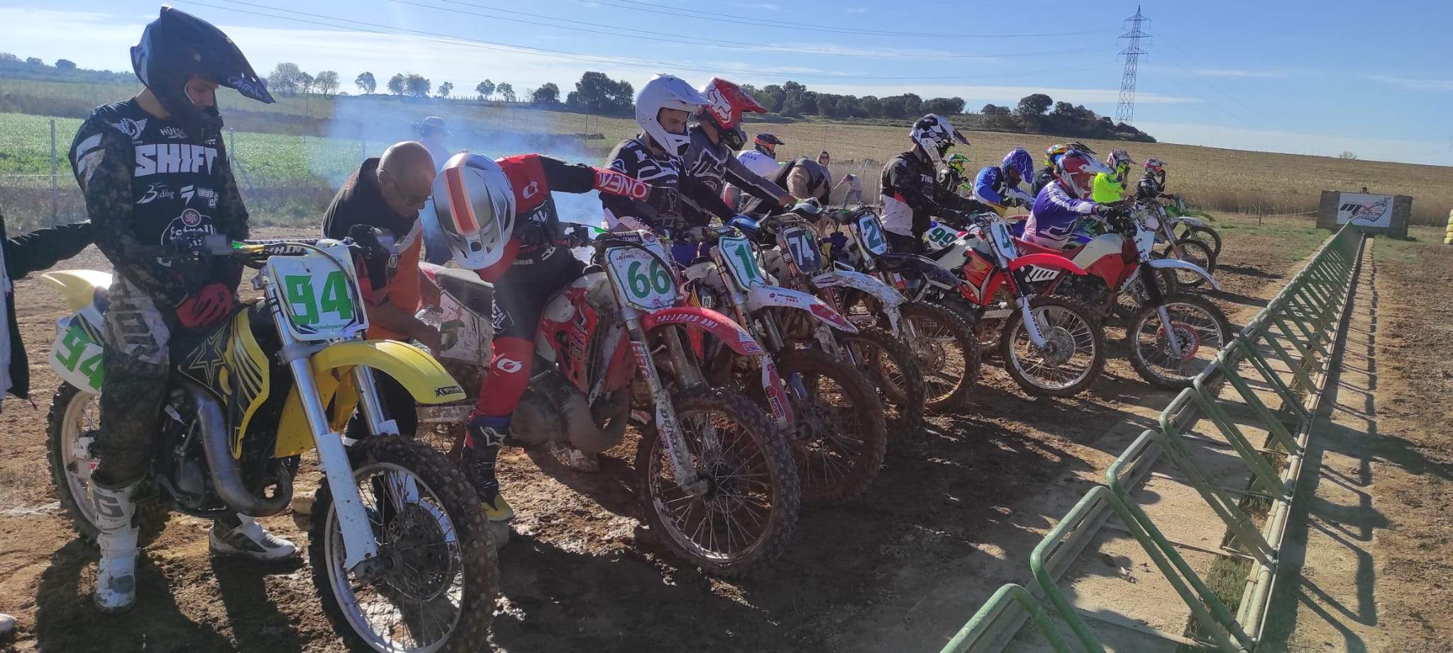 Los pilotos, en pista, en una de las carreras disputadas.