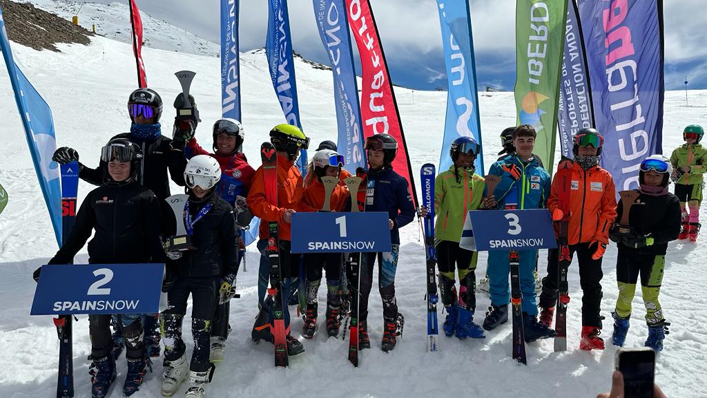 Podio en Sierra Nevada con el Club Esquí de Jaca como campeón.