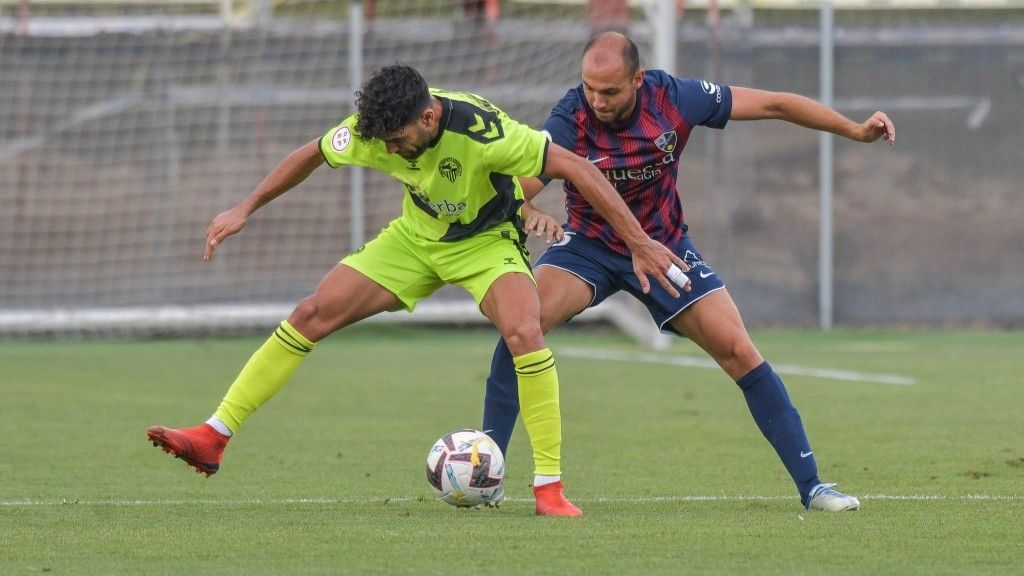 Jeremy Blasco con un delantero del Sabadell.
