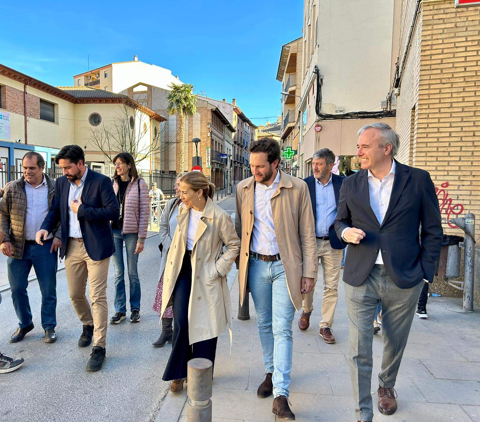 Isaac Claver, entre Jorge Azcón y Ana Alós en Monzón