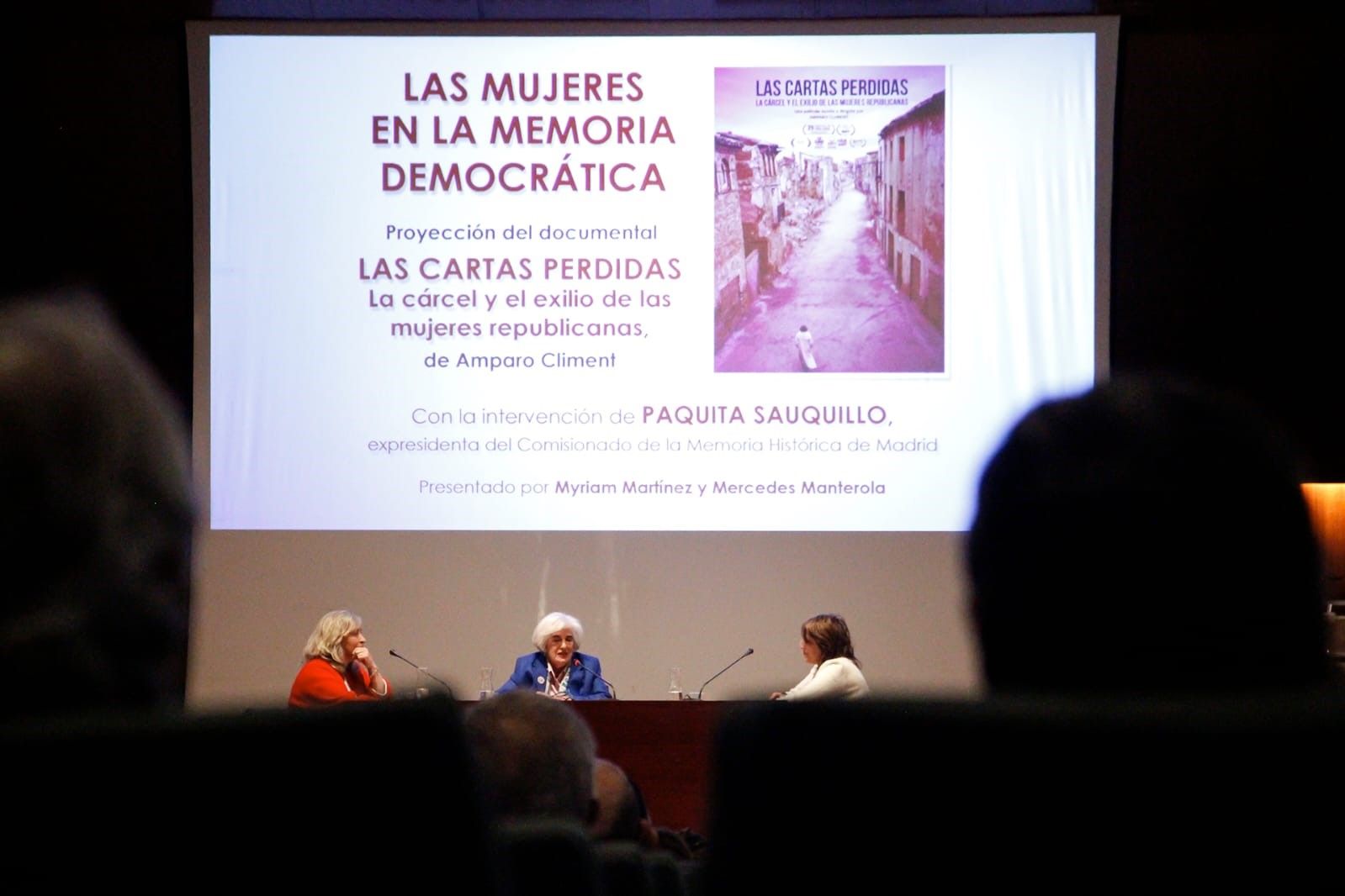 Un momento de la intervención previa de Paquita Sauquillo entre Myriam Martínez y Mercedes Manterola.