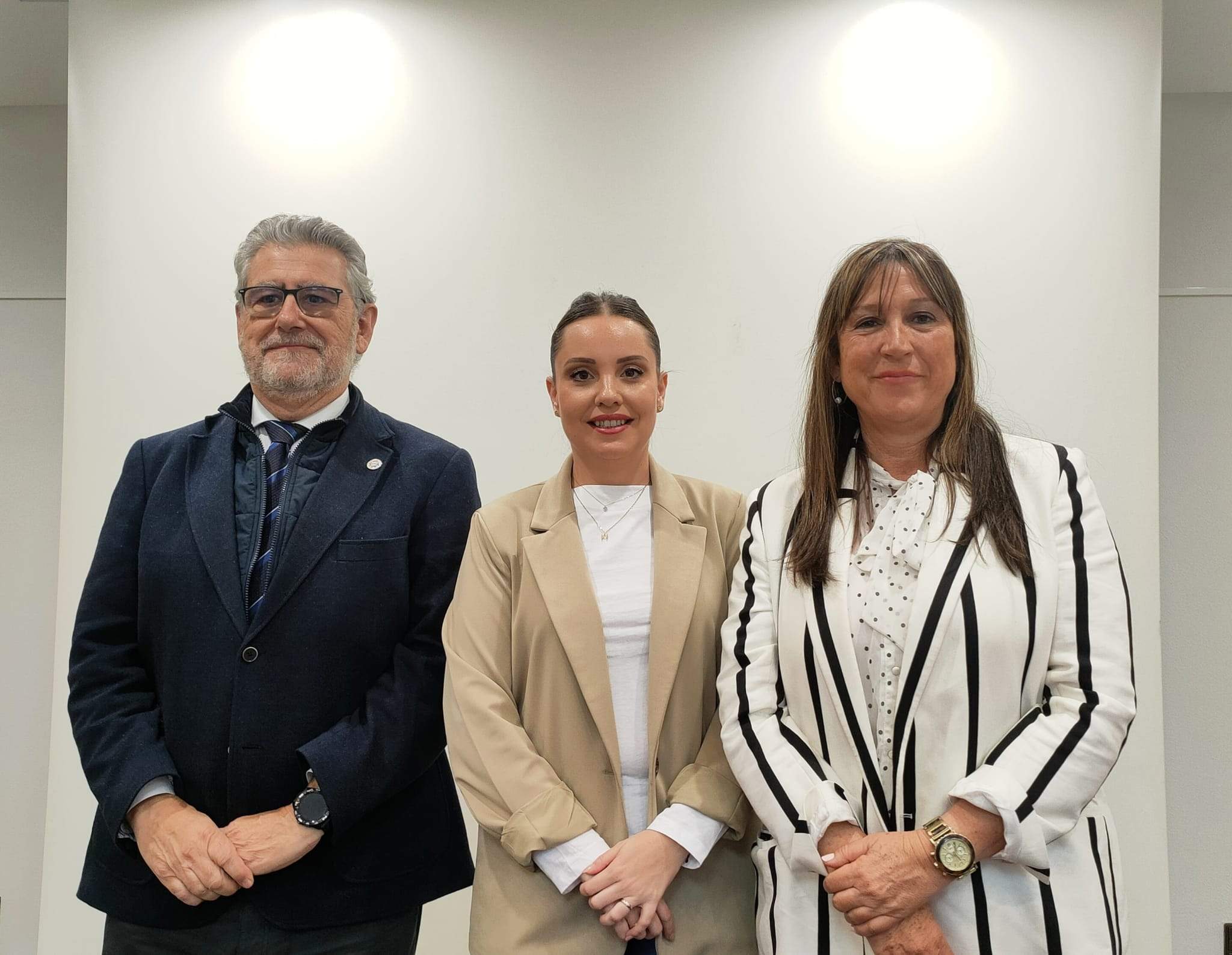 José Antonio Mayoral, Maru Díaz y Sira Repollés han presentado el acuerdo para implantar el grado completo de Medicina en Huesca.