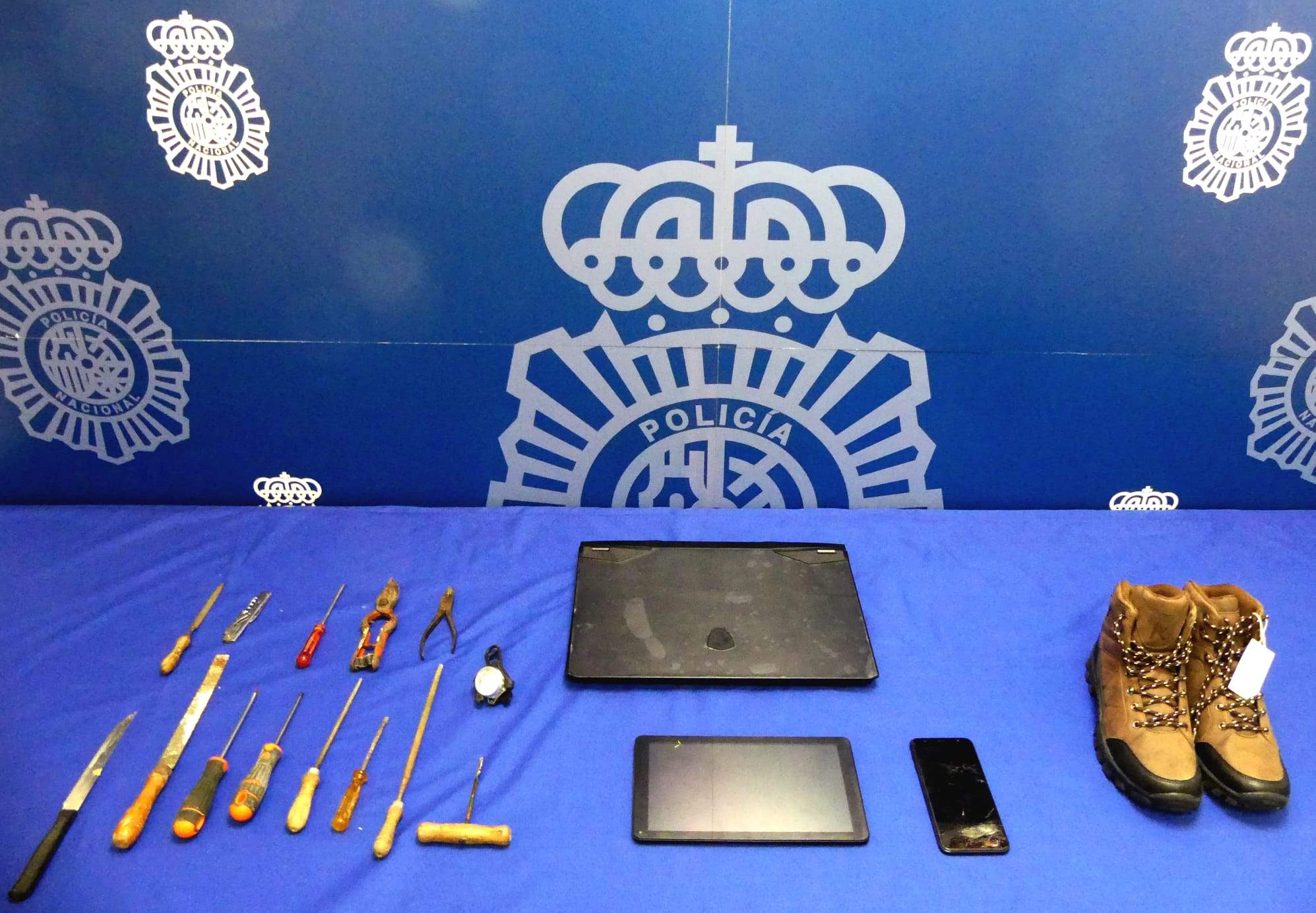 Herramientas y material informático de otro robo hallado en la vivienda ocupada.