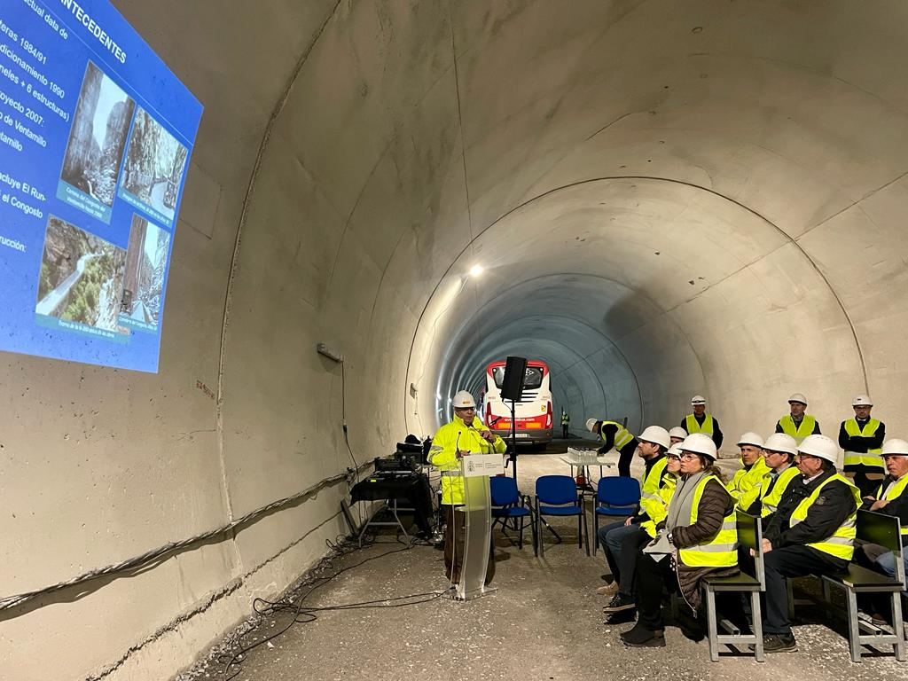 Visita al túnel con las explicaciones de Rafael López Guarga