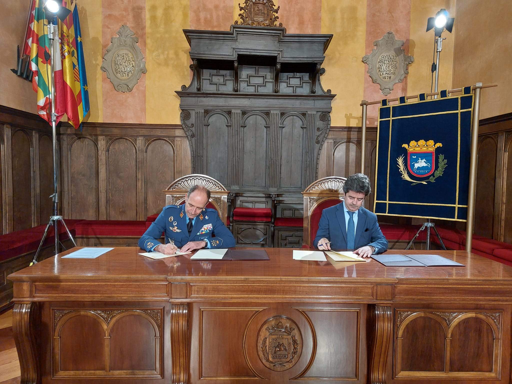 Pedro García Cifo y Luis Felipe firman el convenio de colaboración para fomentar la formación en ciberseguridad.