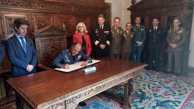 Pedro García Cifo firma en el Libro de Honor de la ciudad. Pedro García Cifo firma en el Libro de Honor de la ciudad.