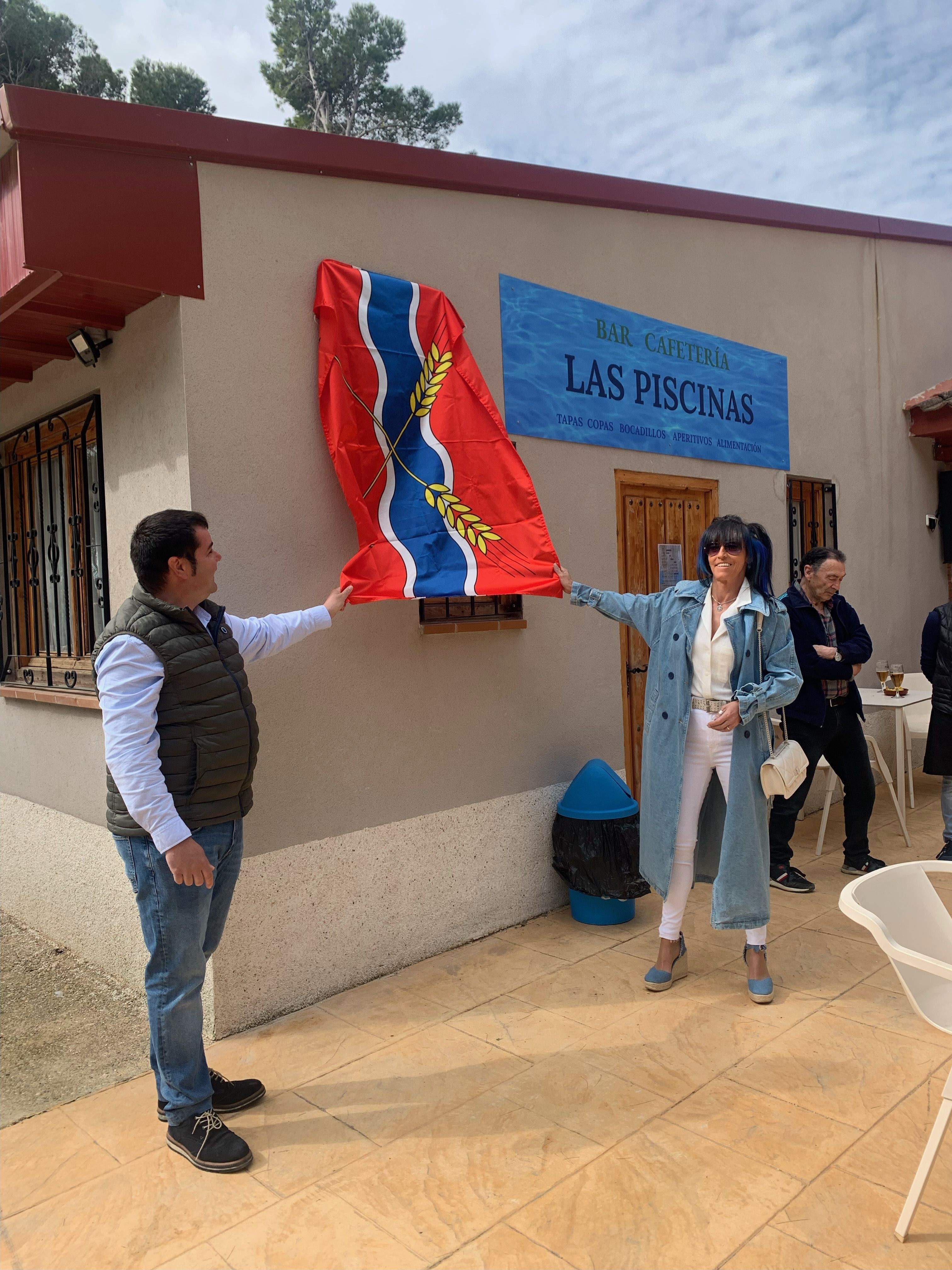Las autoridades descubren la placa inaugural