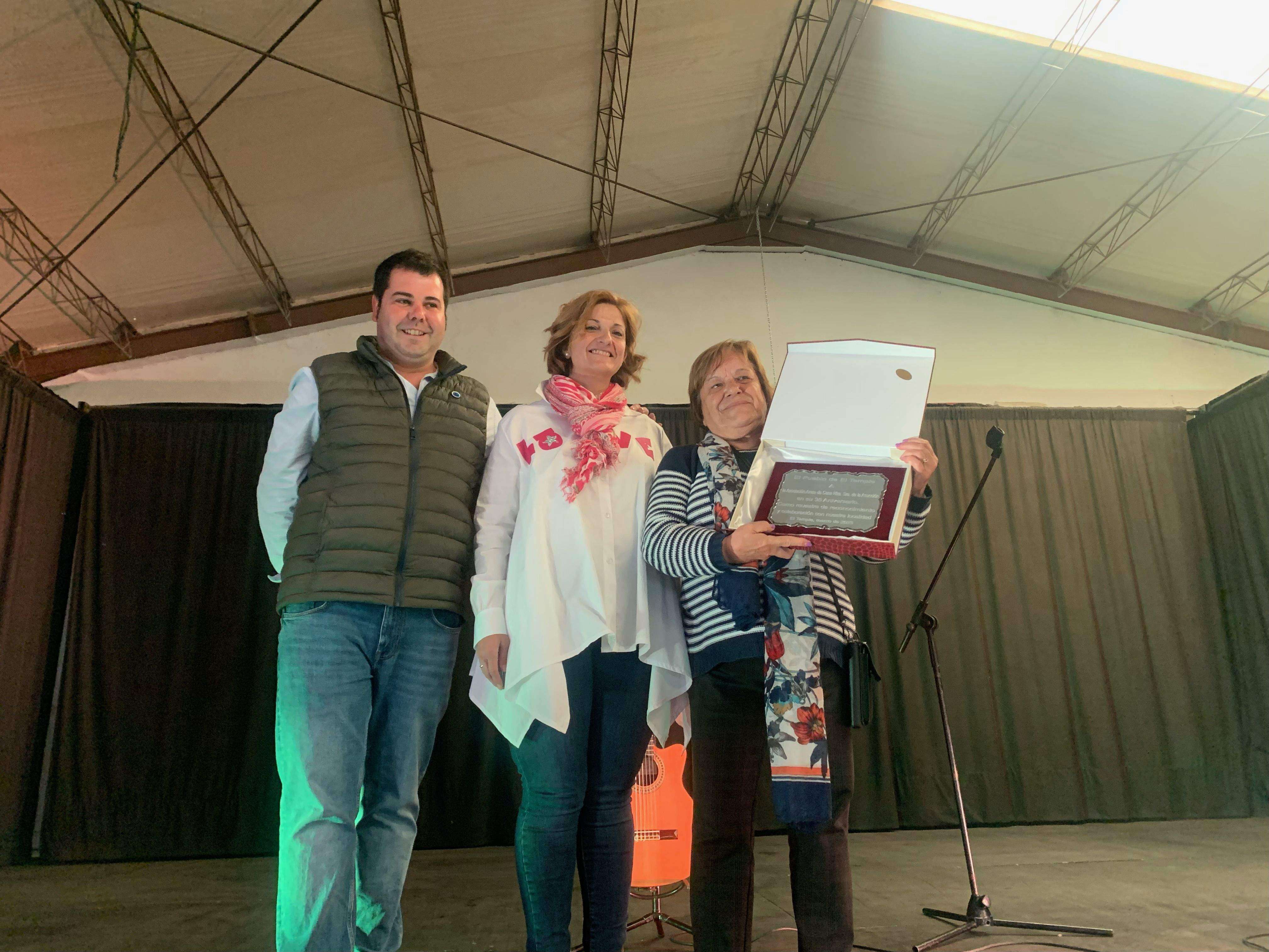Entrega del reconocimiento a la Asociación de Amas de Casa de El Temple