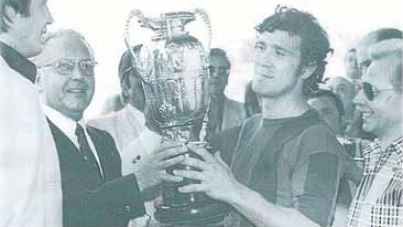 Luis Ausaberri recibe la Copa de campeón de España de aficionados. Foto: Miguel Avellanas