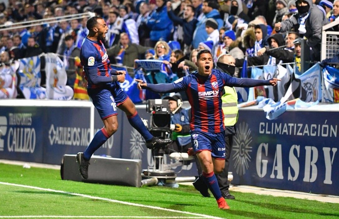 Akapo y Cucho Hernández celebran un gol ante el Real Zaragoza en El Alcoraz.