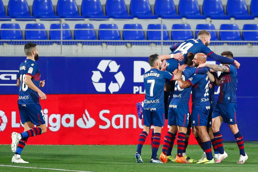 Los jugadores del Huesca celebran un gol con El Alcoraz vacío por la pandemia.