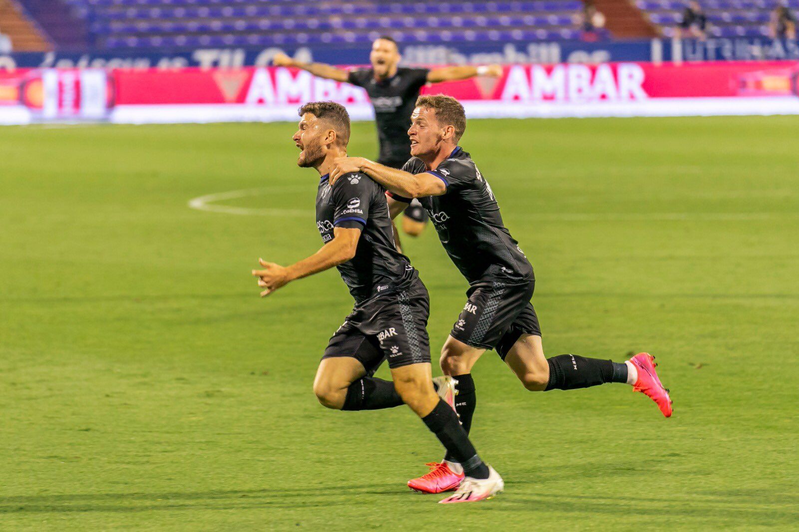 Javi Galán celebra el tanto en La Romareda en la temporada de la pandemia.