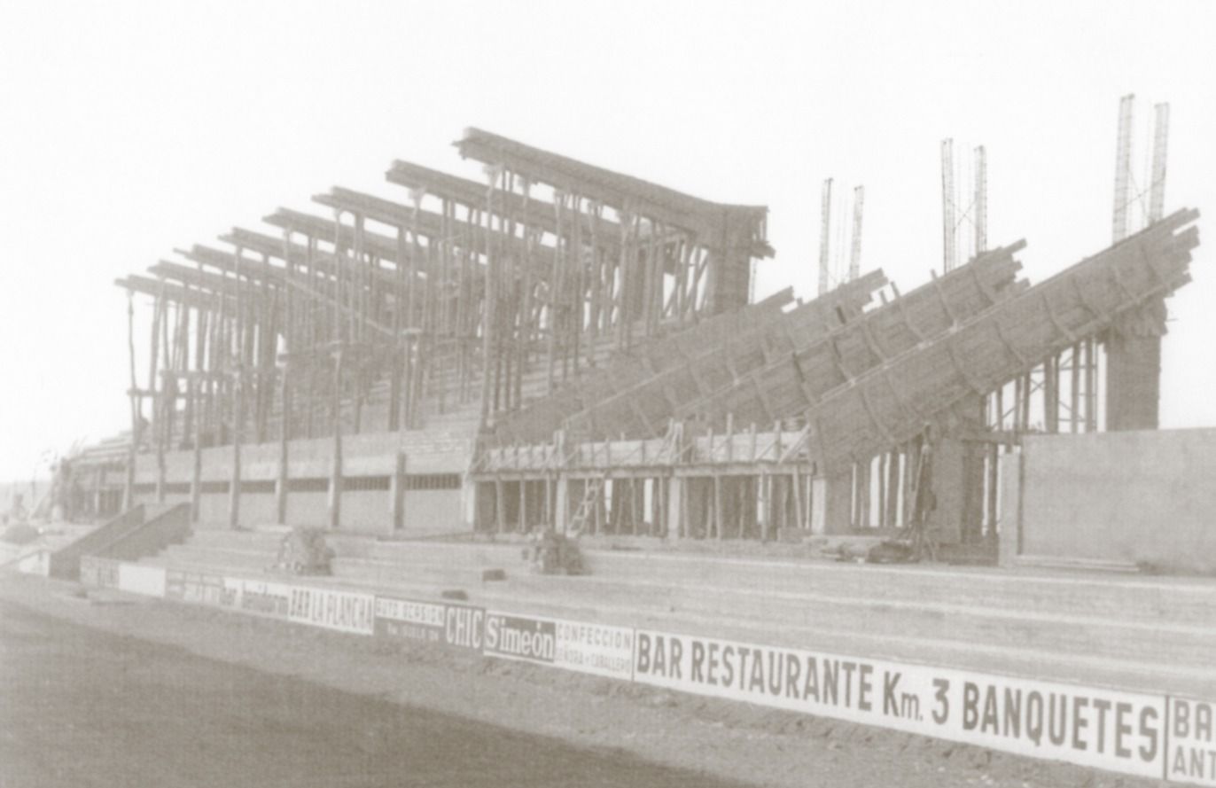 Estadio El Alcoraz, en plena construcción.