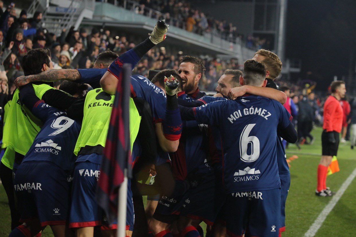 Los jugadores del Huesca celebran un gol en Primera División.