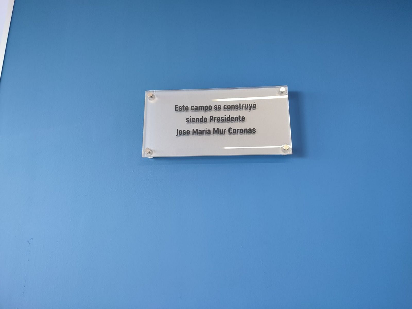 Placa en reconocimiento a José María Mur, el presidente que construyó el campo.