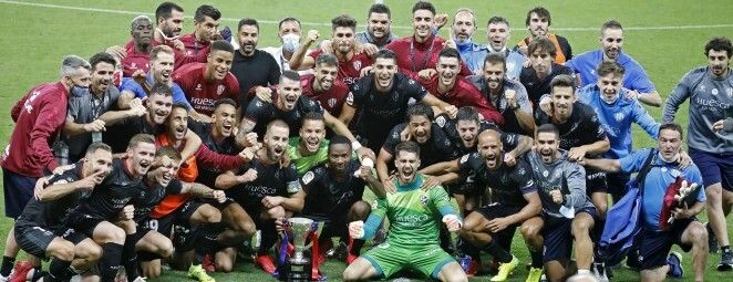 El Huesca celebra el campeonato de Segunda logrado en El Molinón.