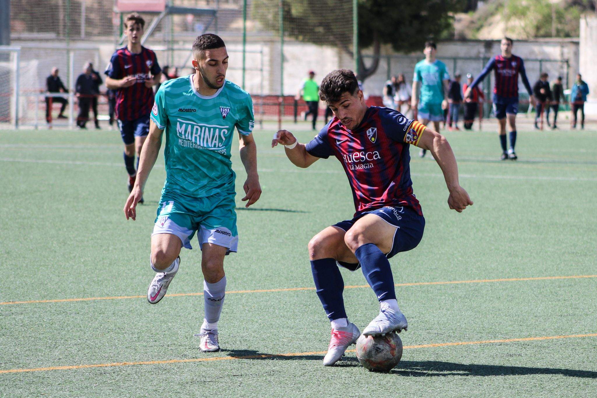 El jugador del Huesca B Seijo controla un balón ante el jugador del Ejea Moha. Foto: SD Huesca