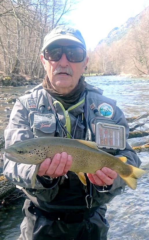 Pepe Sasot, campeón de España, con una de sus capturas