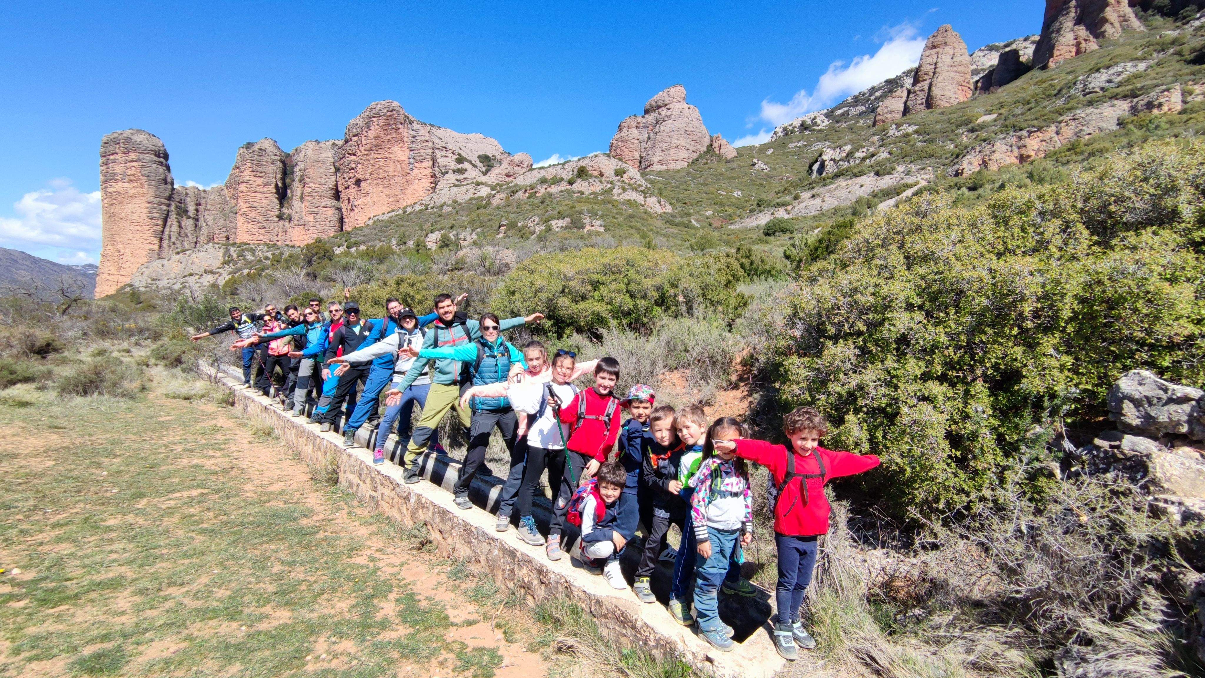 Los miembros de Peque Guara con los Mallos de Riglos al fondo. Foto Peña Guara