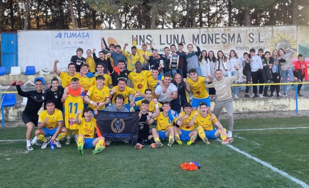 Los jugadores del CD Robres se fotografían junto a la afición tras una victoria en San Blas. 