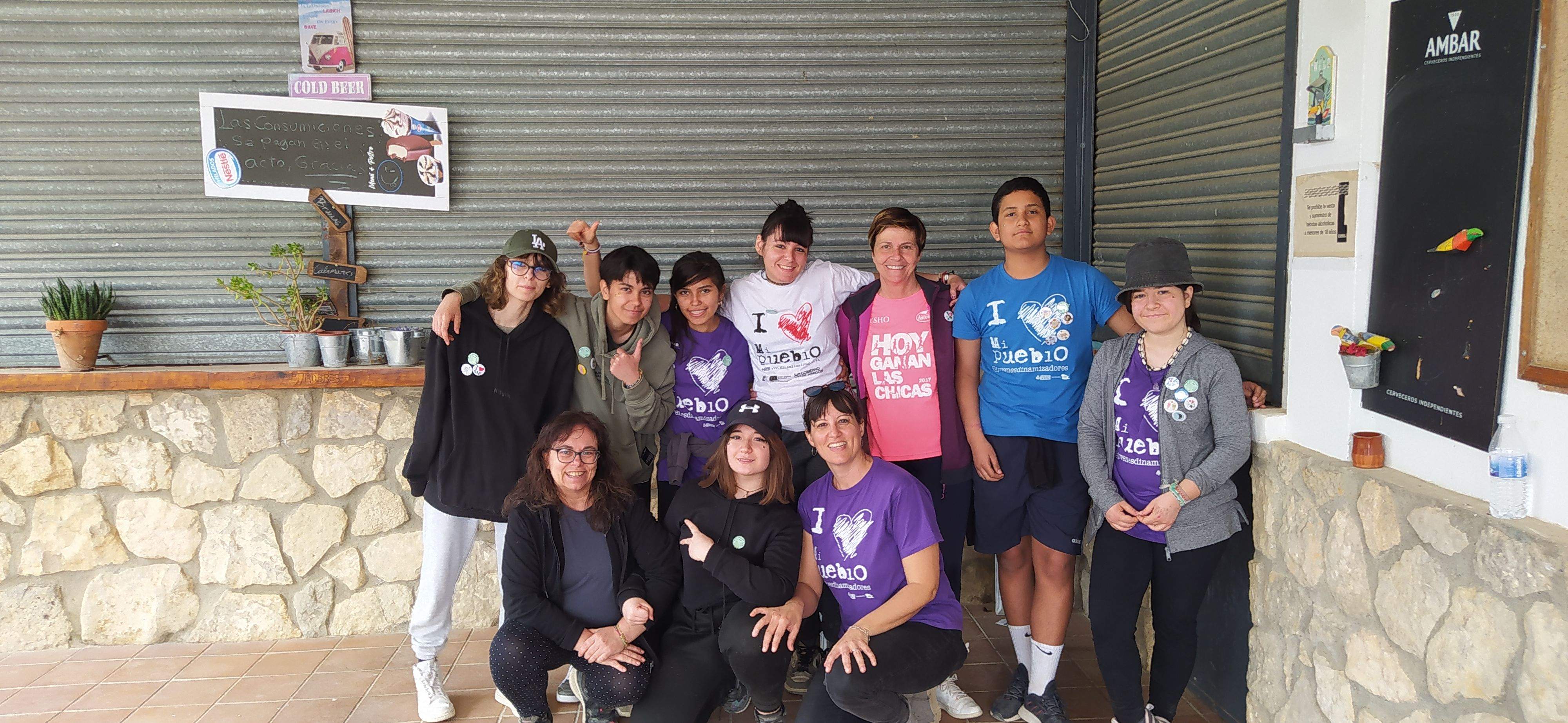 Participantes en la plantación de árboles en Robres, con la alcaldesa, Olga Brosed.