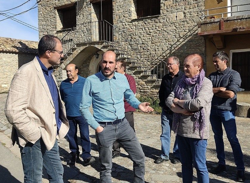 De izquierda a derecha José Luis Bergua Diego Bayona y Carmen Lalueza. Presentan el futuro Centro de Visitantes que se construirá en Lecina