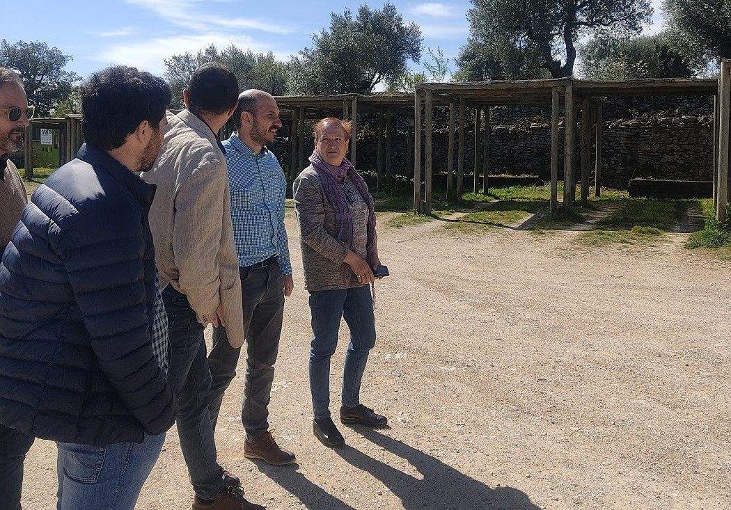 Visitando el espacio donde se construirá el edificio 