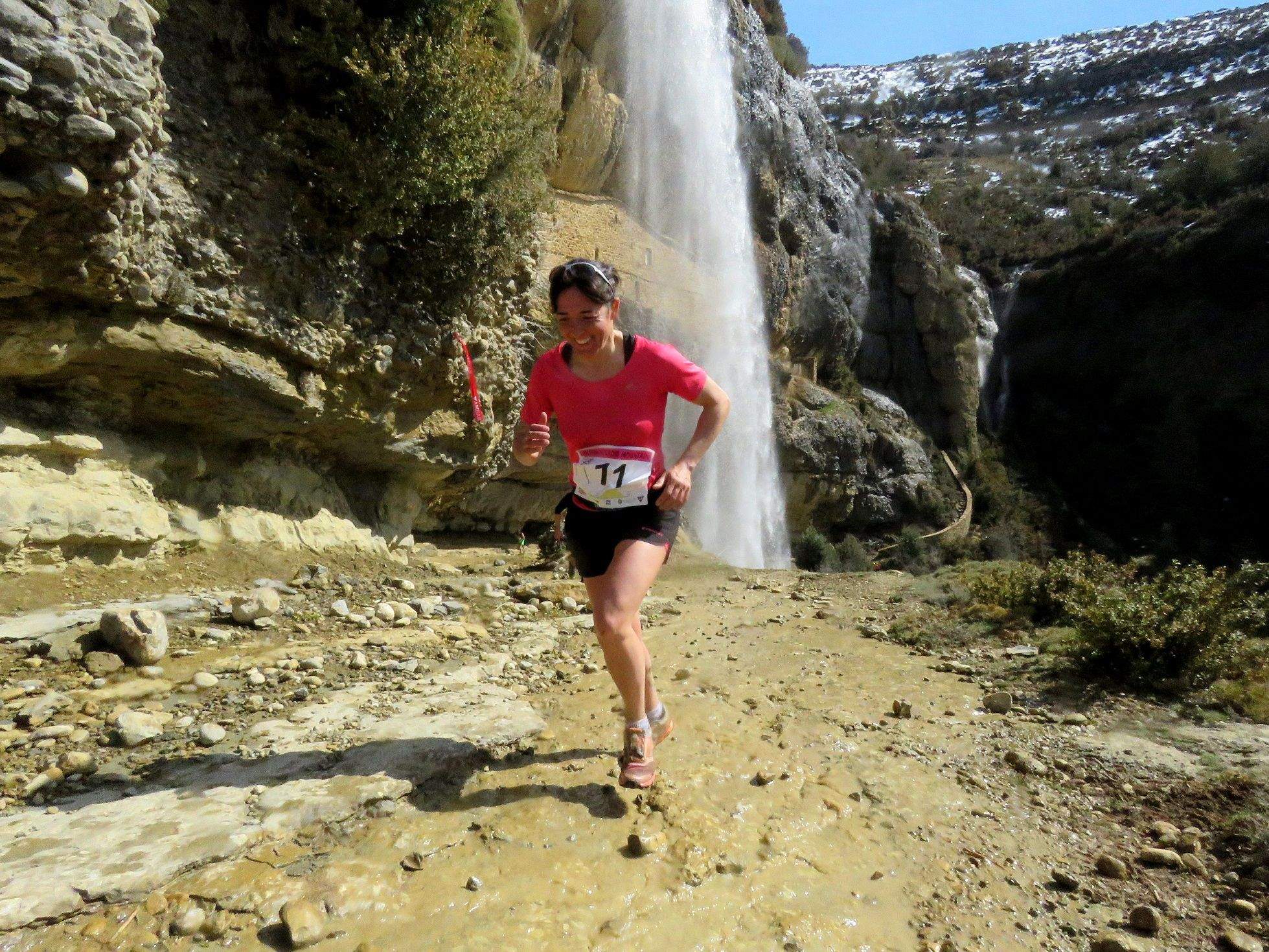 El paso por la cascada, uno de los múltiples bellos parajes de la carrera. Foto Ramón Ferrer.