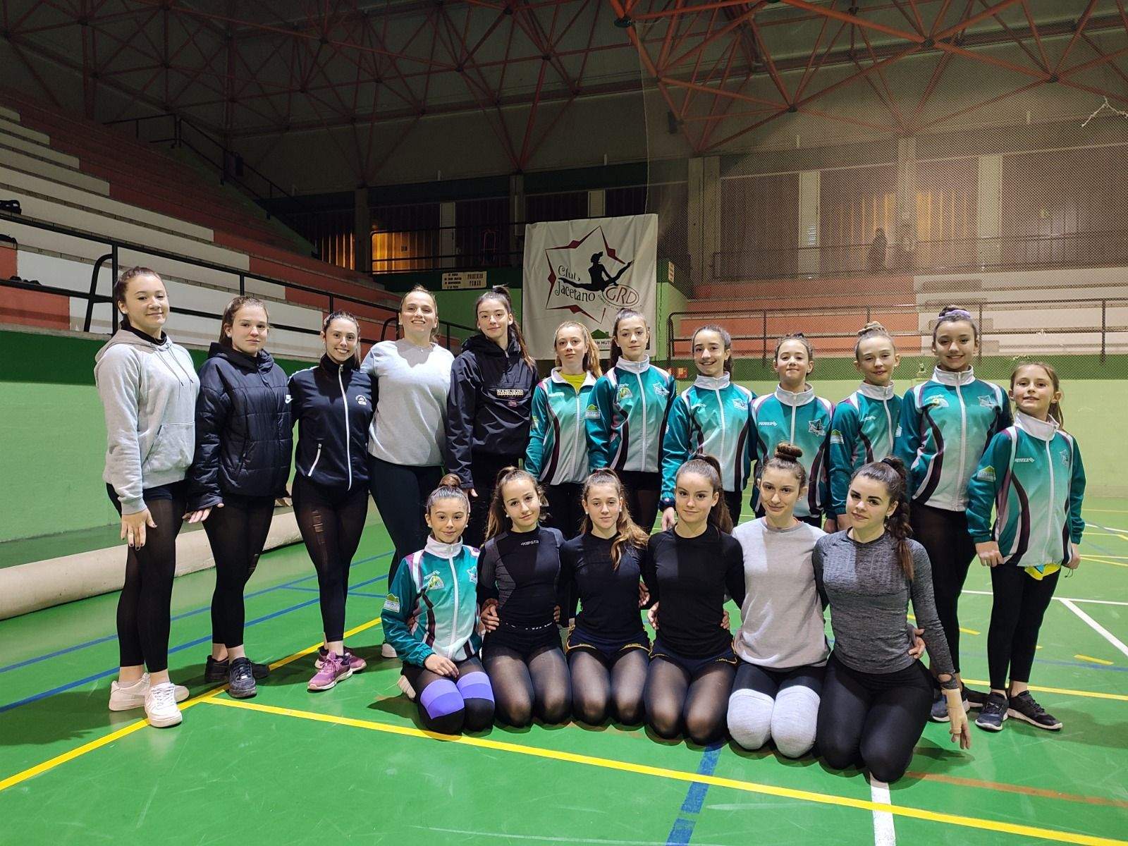 Grupo de gimnastas del Jacetano GRD