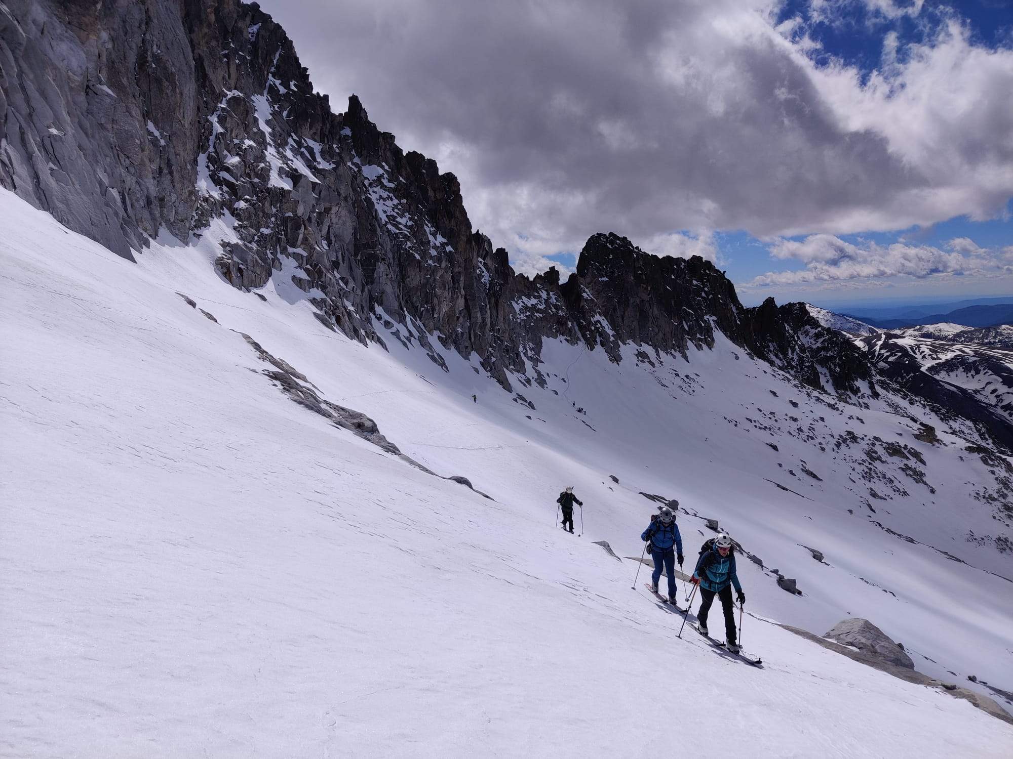 Las huellas del paso a rodear el Aneto. Foto Peña Guara