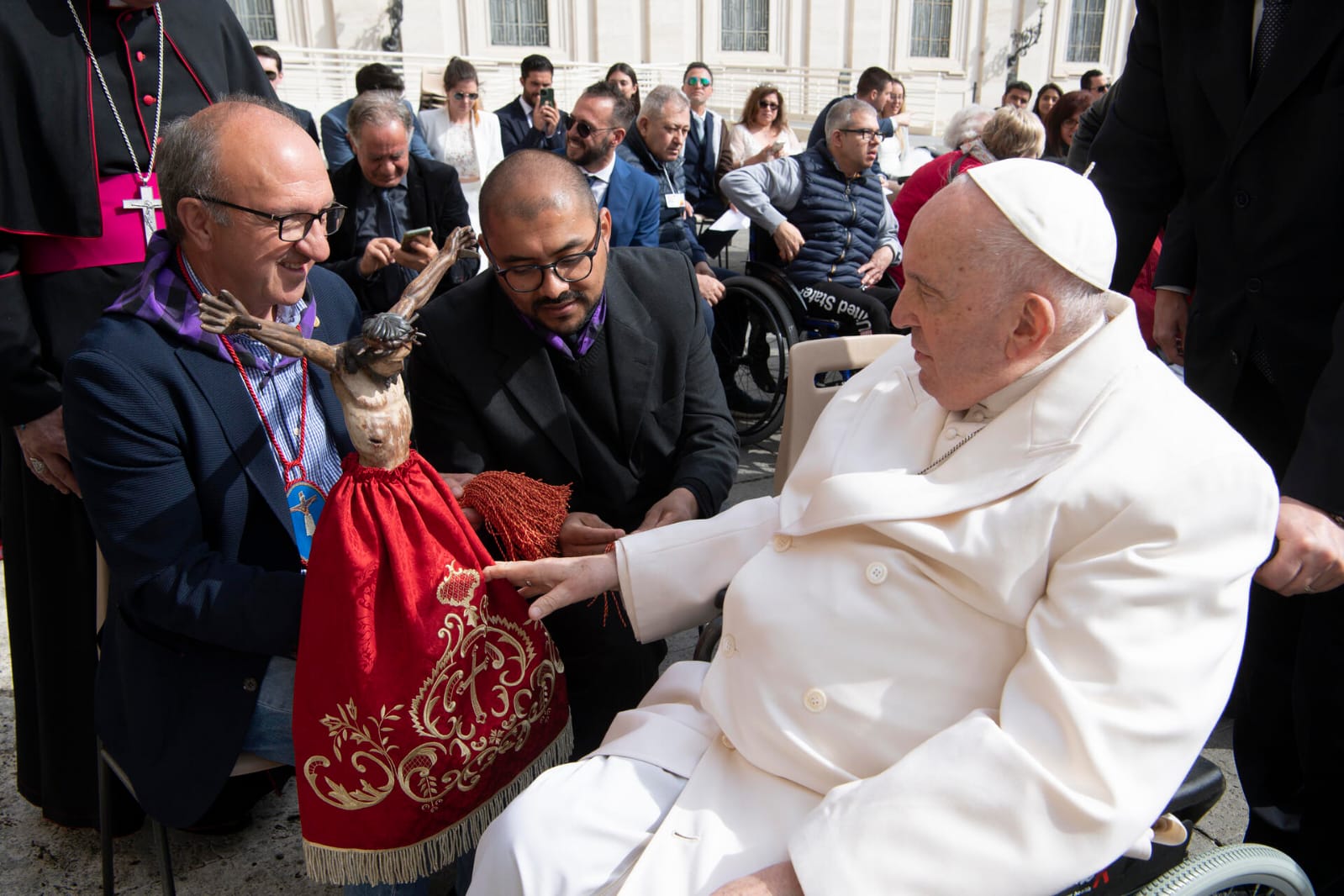 Los peregrinos de Graus entregan el Cristo al Papa.