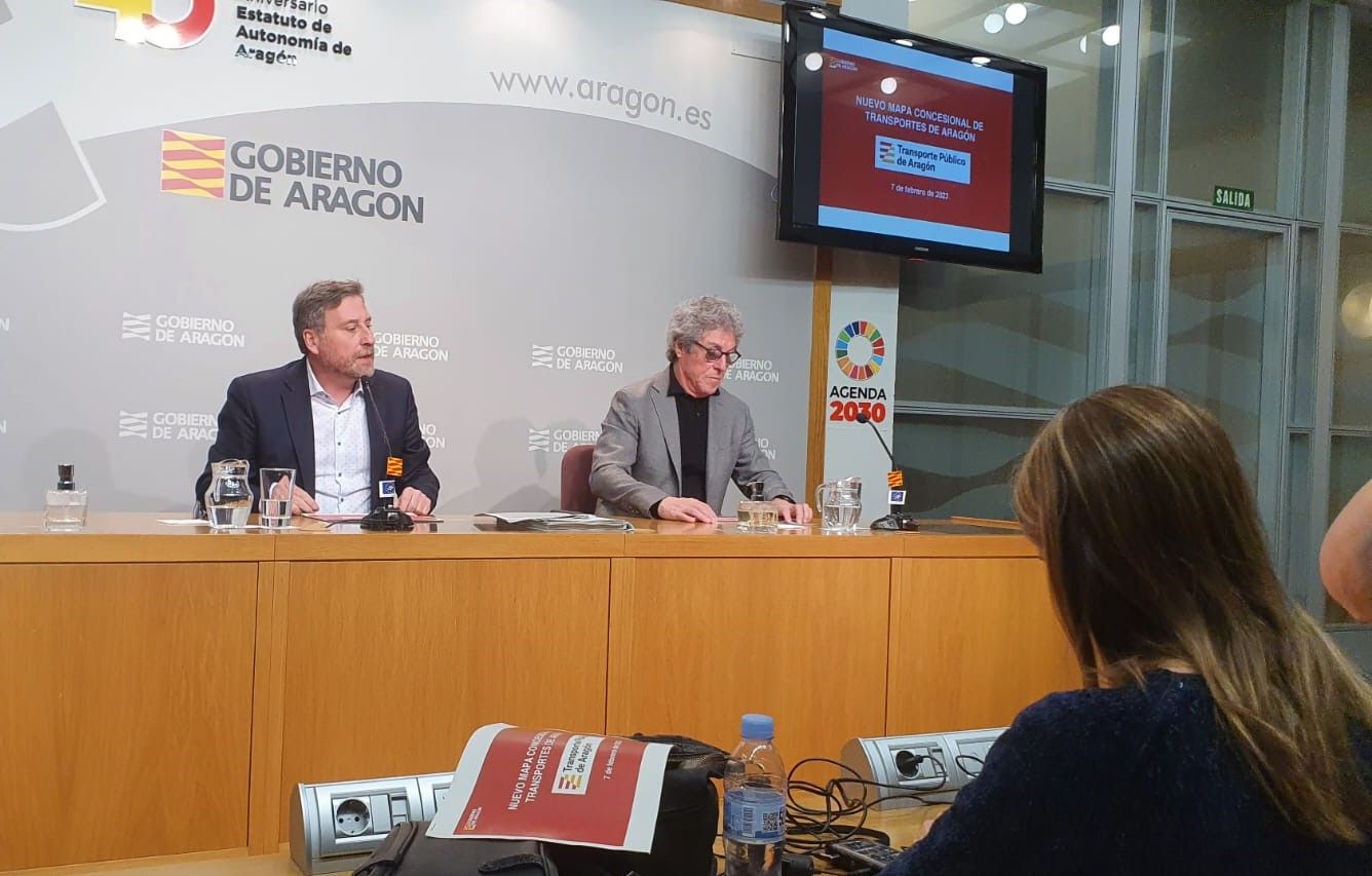 José Luis Soro y Gregorio Briz en la presentación del nuevo mapa de transportes en Aragón.