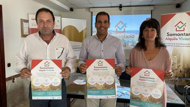 El presidente del Ceder Somontano, Mariano Altemir, el presidente de la Comarca, Daniel Gracia, y la técnico de Somontano Alquila, Beatriz Celma El presidente del Ceder Somontano, Mariano Altemir, el presidente de la Comarca, Daniel Gracia, y la técnico de Somontano Alquila, Beatriz Celma