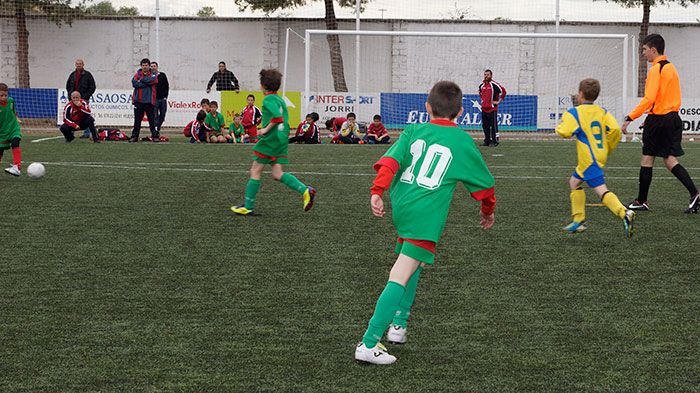 Niños en las filas del Peñas Oscenses.