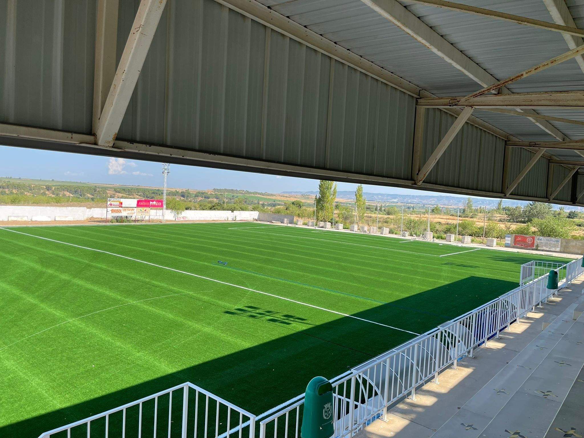 Aspecto que presenta el campo de El Carmen de Sariñena con el nuevo césped artificial. 