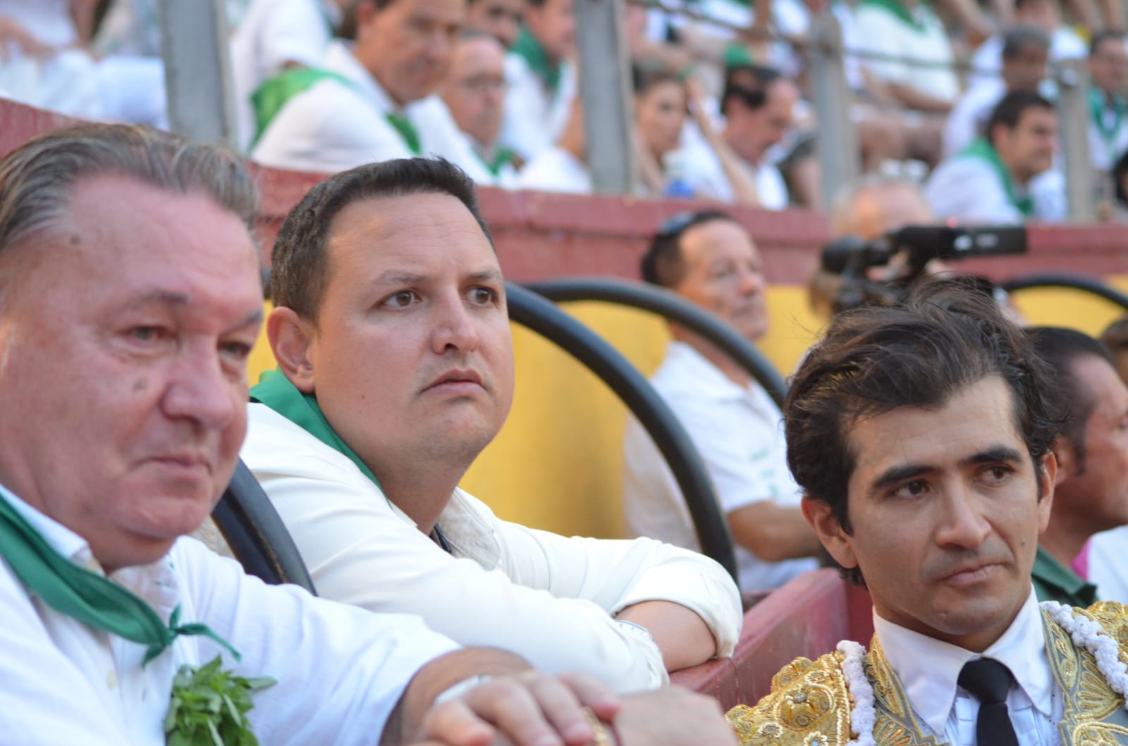 Alberto García, con Agustín Lasaosa y Joselito Adame en el callejón de la Plaza de Toros de Huesca. Tauroemoción quiere mantener los "récords históricos" que tiene ahora la Feria Taurina de San Lorenzo.