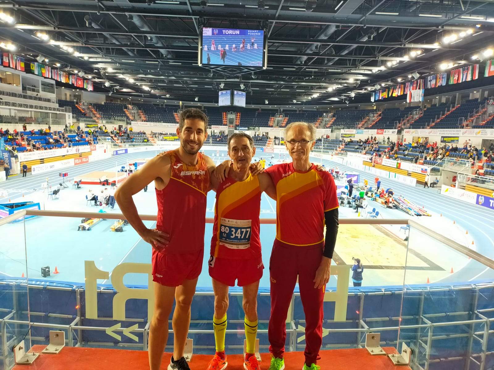 Alberto Aibar, Manuel García Carbajo y Ángel Ruata en el Mundial Master de pista cubierta.