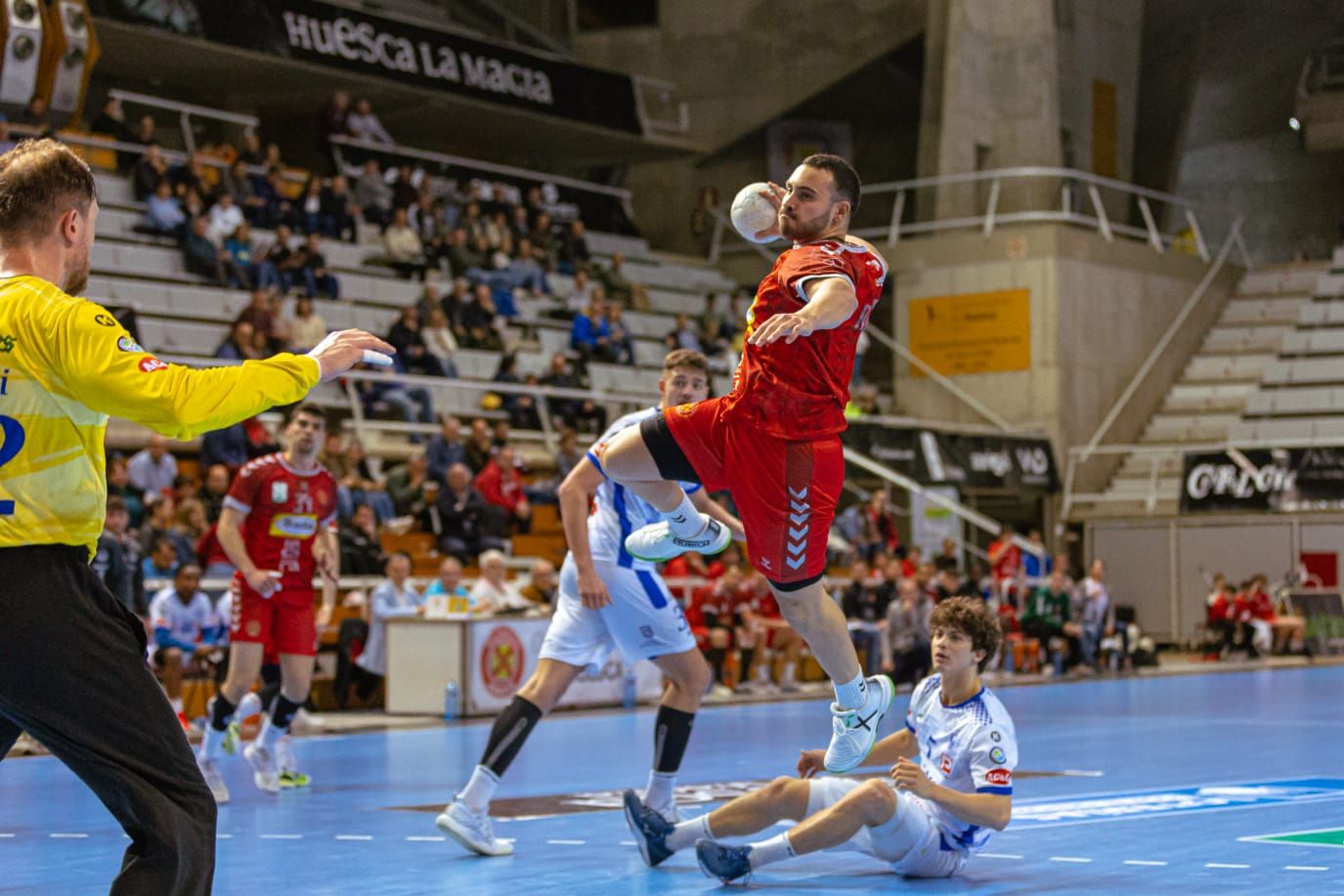 El jugador de Bada Huesca Montoya se eleva para lanzar ante Cisne.