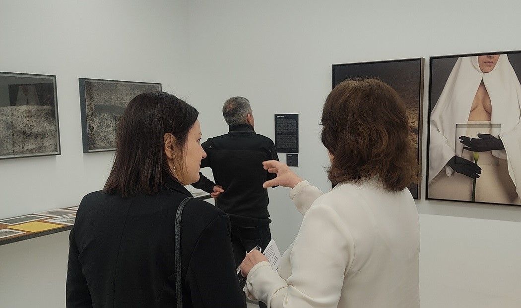 Lía Caraballo responsable del centro de arte mostrando la exposición