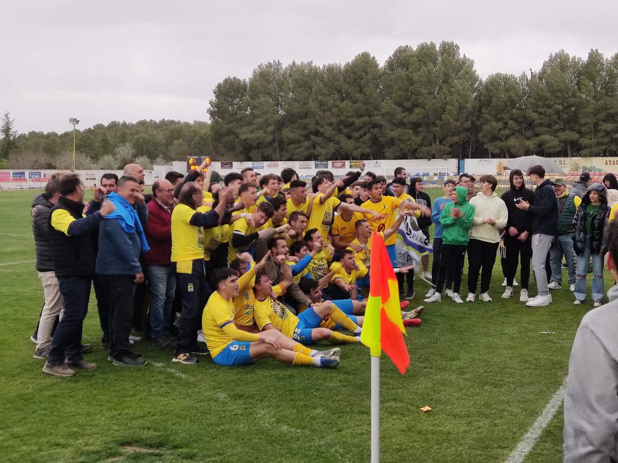 Alegría por todo lo alto ante el histórico campeonato y ascenso. Foto: Marcos García Díaz