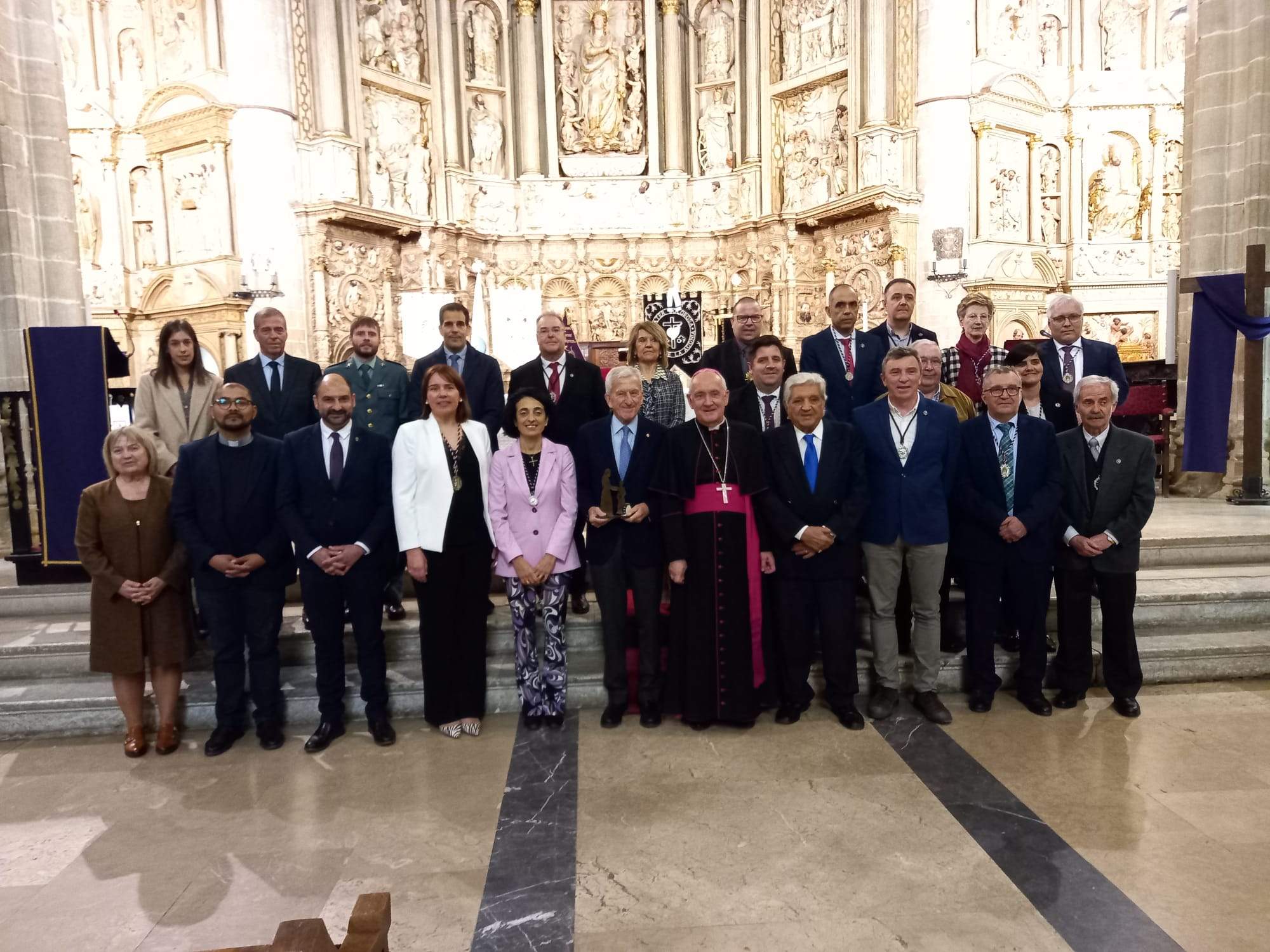 Foto de familia tras el pregón de la Semana Santa Barbastrense. Foto Servicio Especial