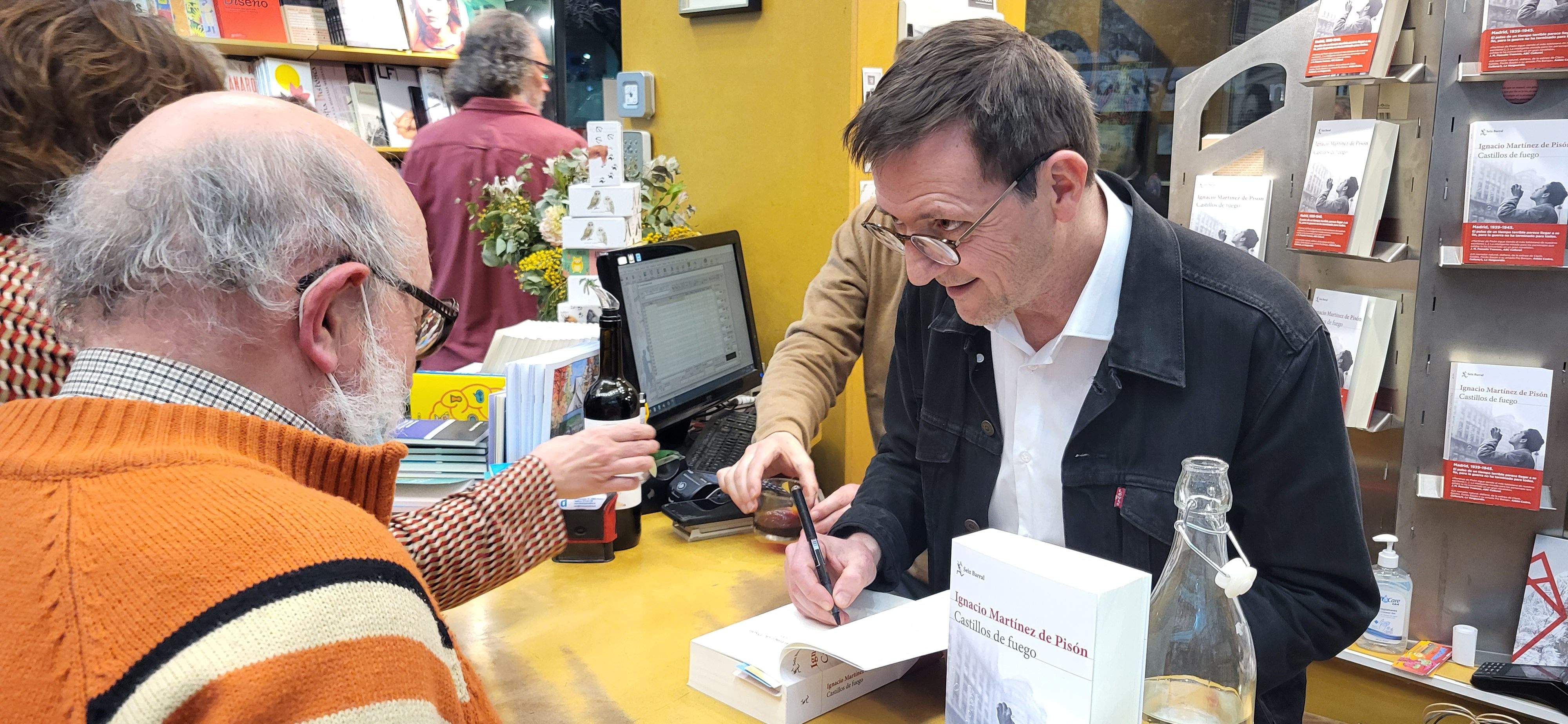 Presentación en Huesca del libro Castillo de Fuego de Martínez de Pisón. Foto Myriam Martínez