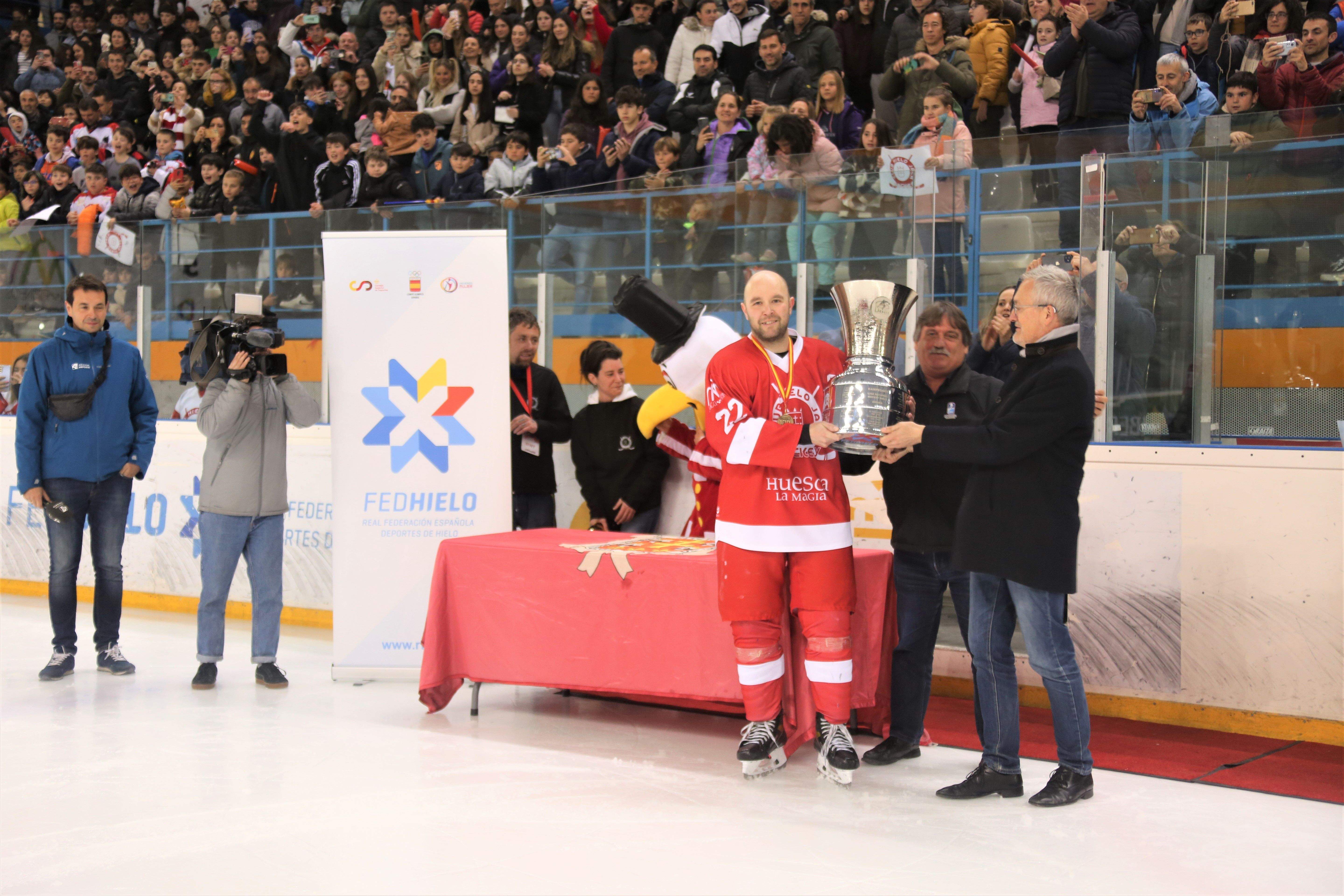El capitán recoge el trofeo de Campeón de Liga. Foto Miguel Ramón Henares