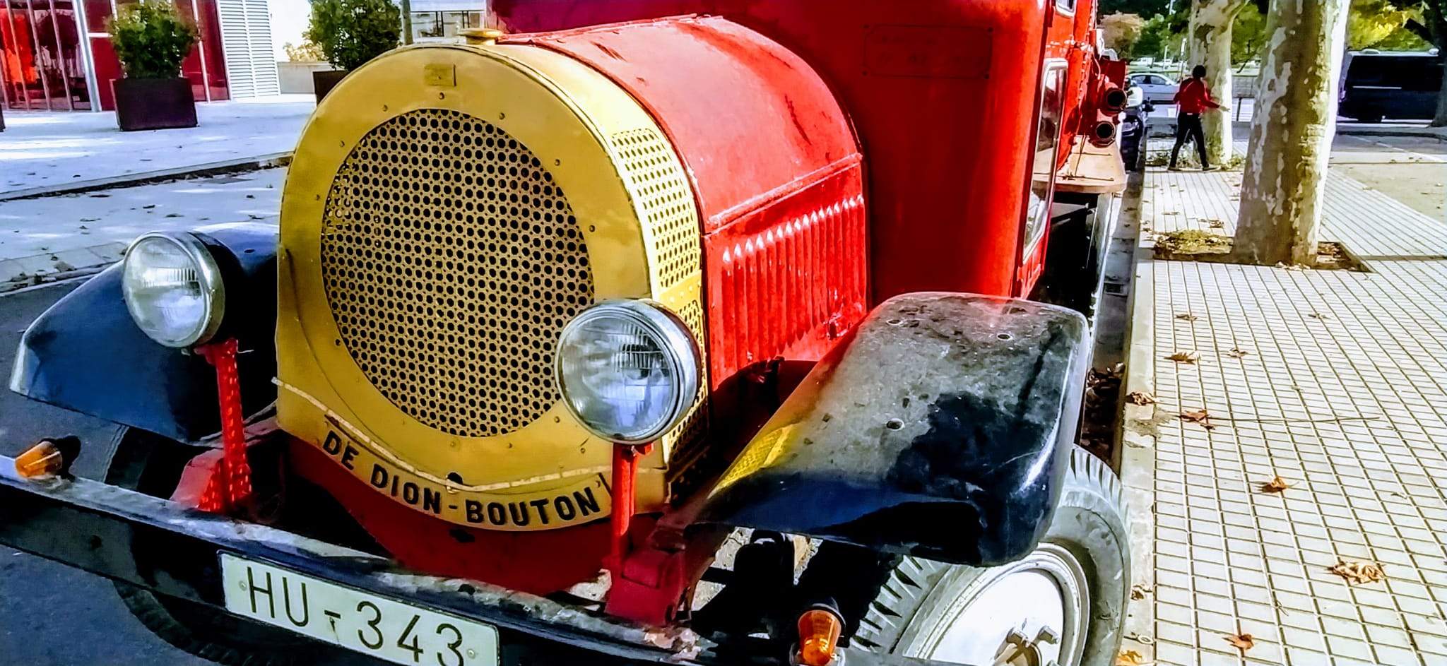 El camión fue matriculado el 31 de marzo de 1923, que el viernes cumplió 100 años, y que todavía tiene algún uso ocasional.  Foto Joaquín Santafé