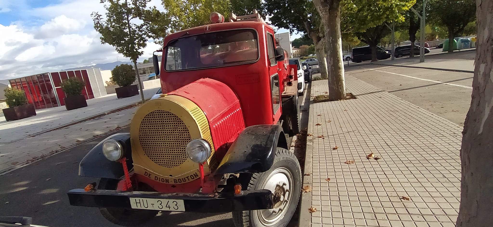 Esta reliquia del pasado lleva una centena de años dando servicio a los oscenses de muchas generaciones... Foto Joaquín Santafé