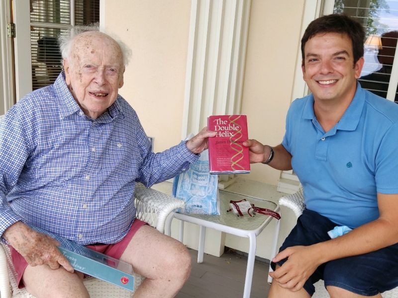 James Watson y Alberto Jimenez Schuhmacher en casa del mítico investigador.