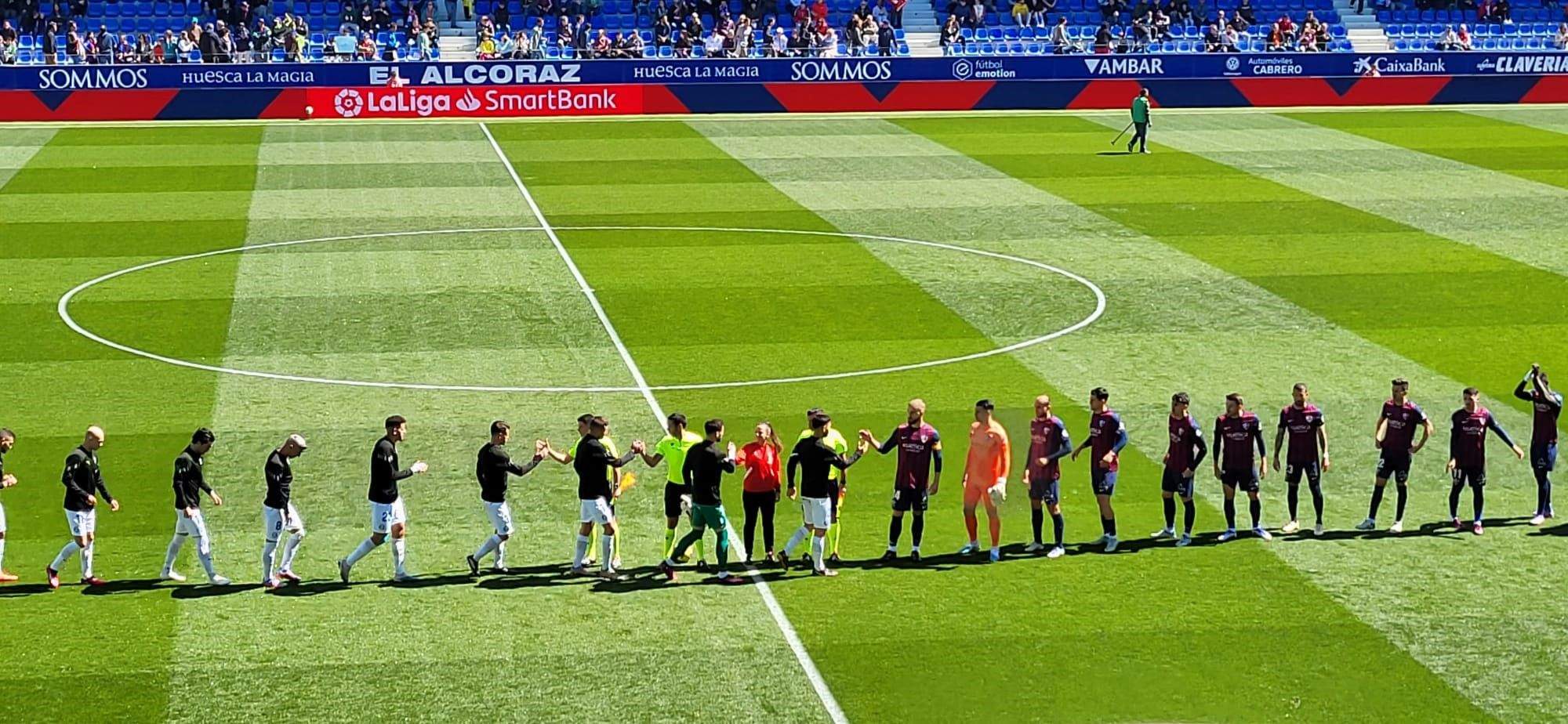 Saludo de los jugadores de los dos equipos